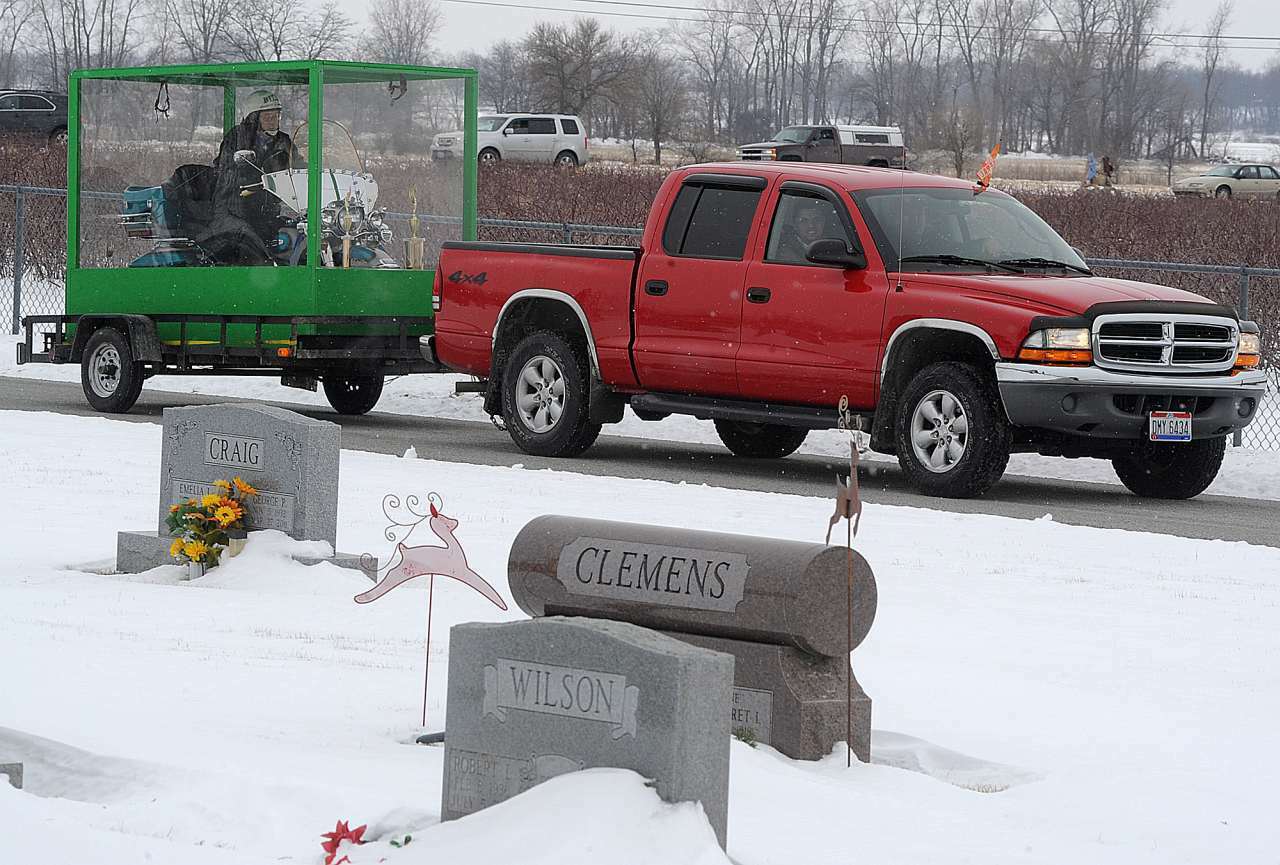 Bill Standleys letzte Fahrt: Ein Pick-Up zieht den Sarg aus Plexiglas zum Friedhof