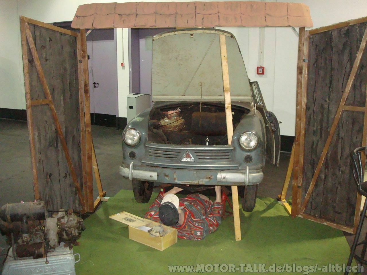 Lloyd in Scheune bei Restauration