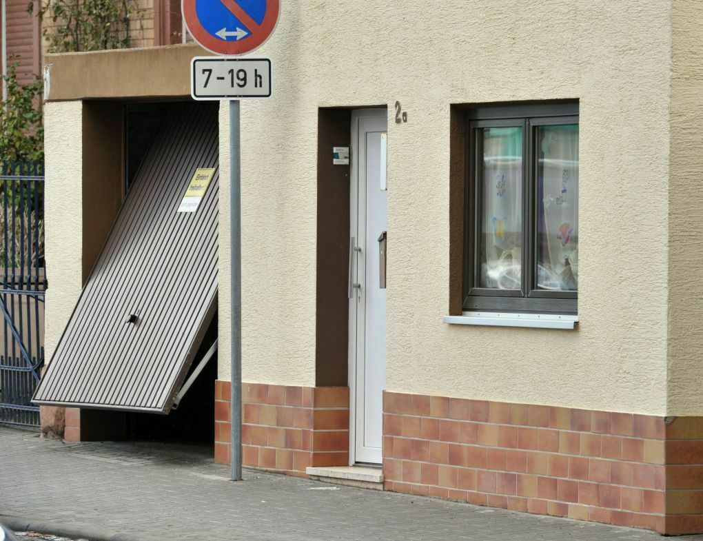 Im th&uuml;ringischen Wahns hat ein &auml;ltere Dame beim Einparken in die Garage Gas und Bremse verwechsel (Archivbild)