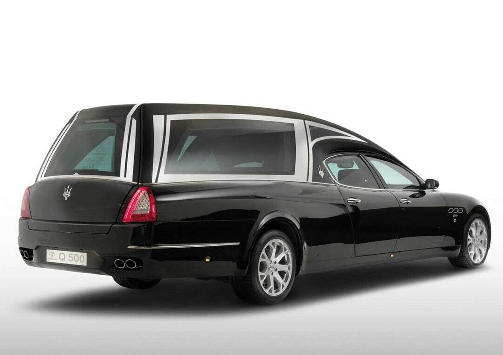 Wie die Basis kommt der LeichenwagenQuattroporte mit 4,7 Litern