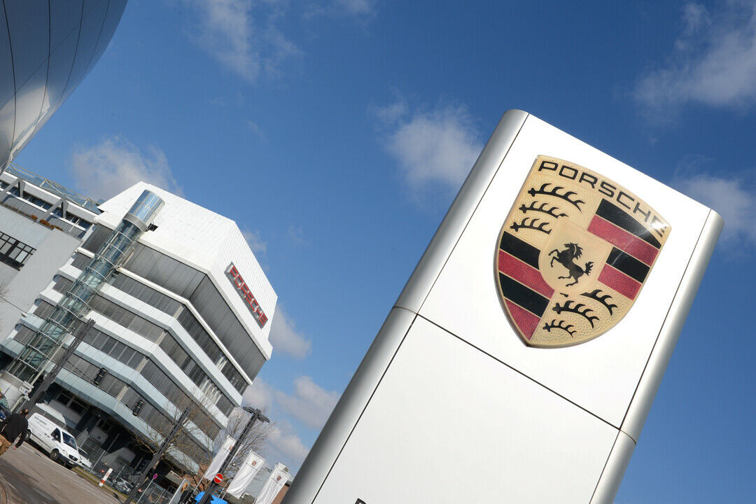 Viele Autos des Autobauers Porsche sollen noch unverkauft auf den H&ouml;fen der chinesischen H&auml;ndler stehen. Diese fordern nun eine Entsch&auml;digung von den Stuttgartern