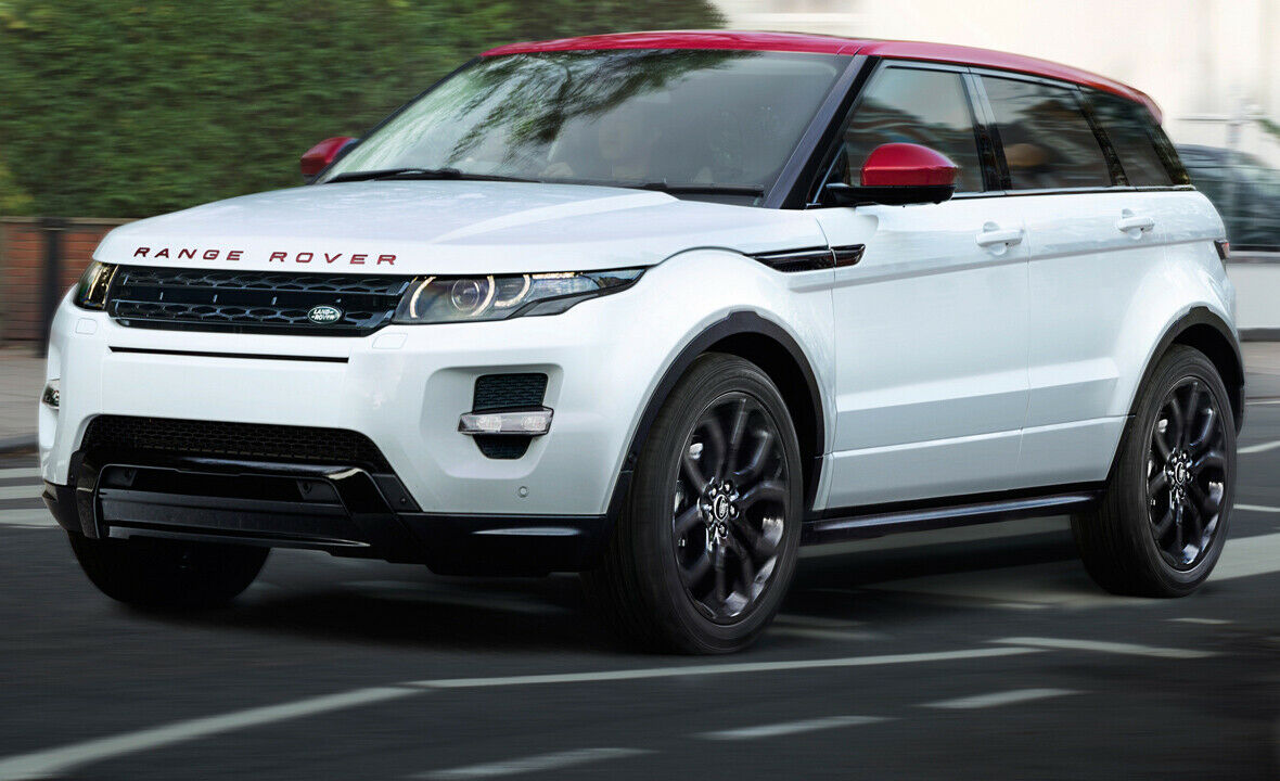 Der Schriftzug, die Au&szlig;enspiegel und das Dach des Range Rover Evoque "Britain III" sind in Rot gehalten. Die restliche Karosse ist wei&szlig;