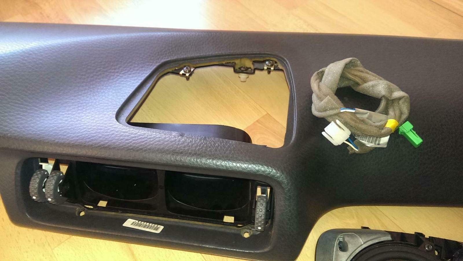 Dashboardcenterspeaker4 Dashboard schwarz mit CenterSpeaker und Dolby Surround Decoder C70