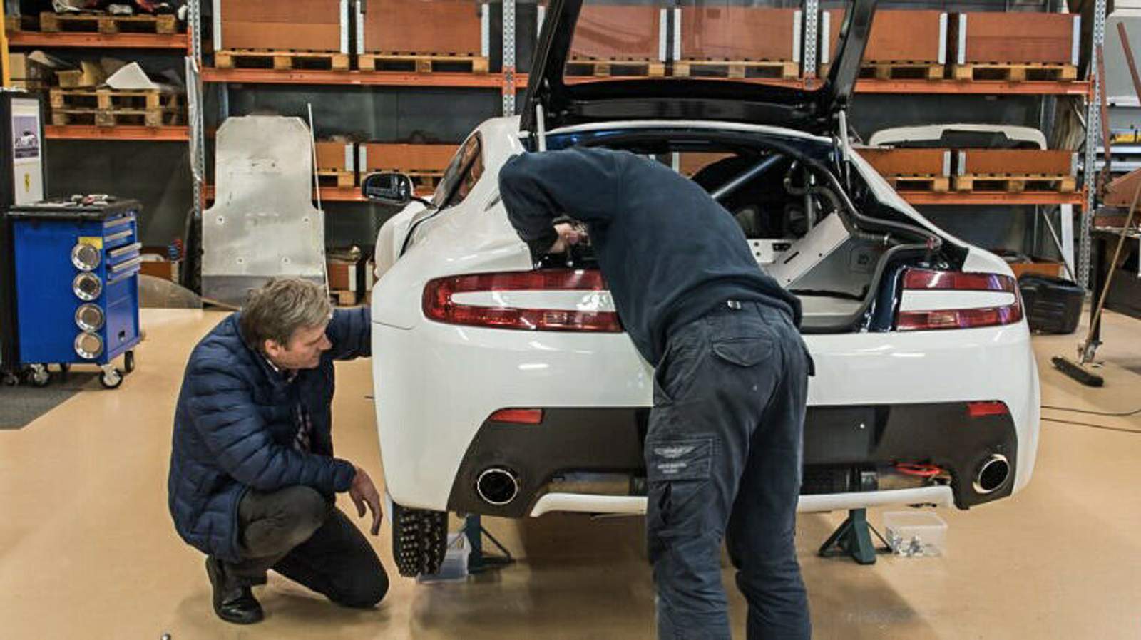 Schmalere Reifen fährt wohl niemand auf einem Aston Martin