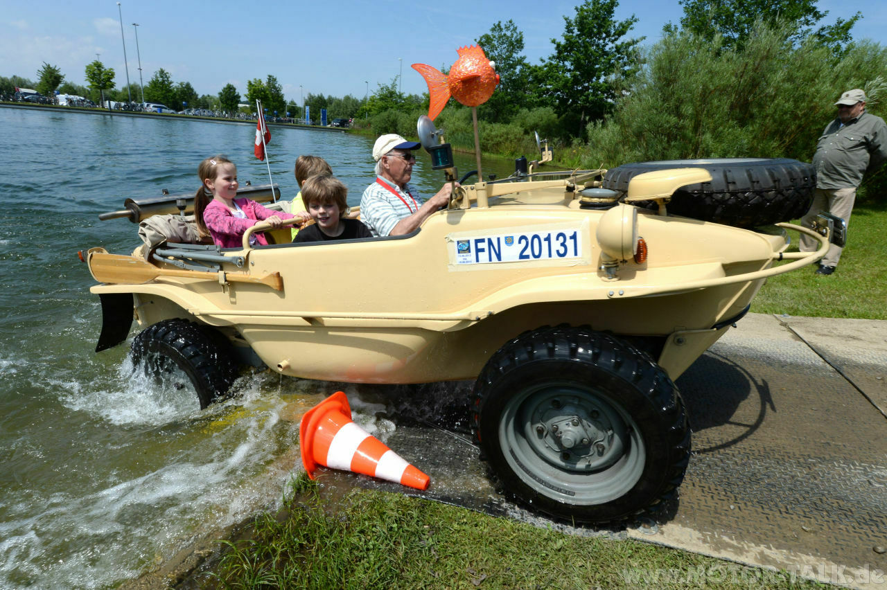 VW Schwimmwagen 166 in Aktion