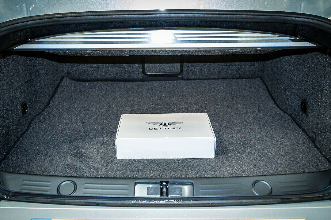 Kofferraum: Wenig Platz (358 Liter), aber ein standesgemäßer Verbandskasten in Bentley-Verpackung. Darunter sitzt ein Notrad in 20 Zoll