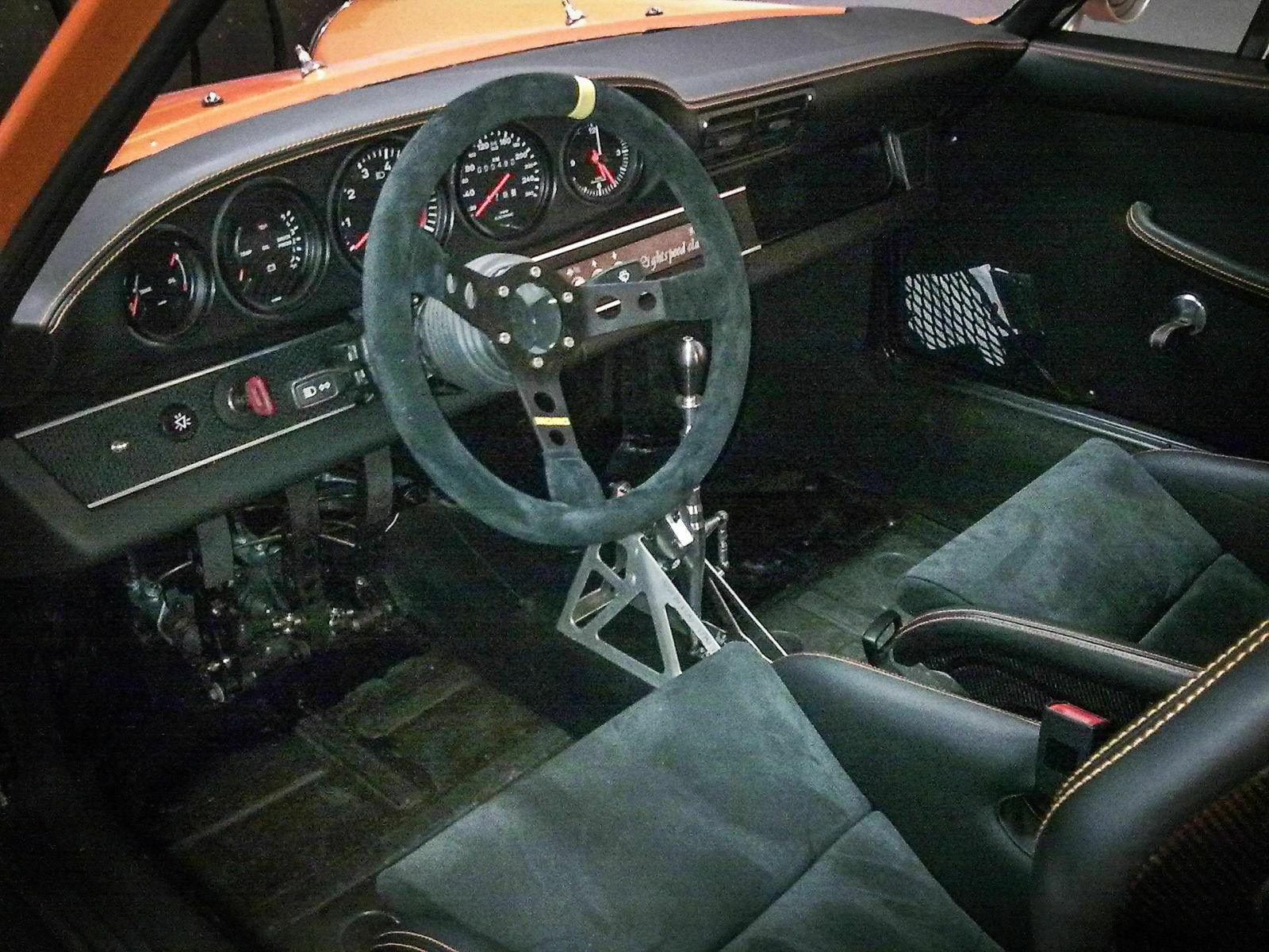 Modern und klassisch zugleich: Das Cockpit eines Lightspeed-Classic-Porsches