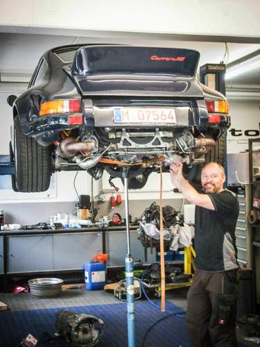 Ralf Skatulla schraubt an einem Auto