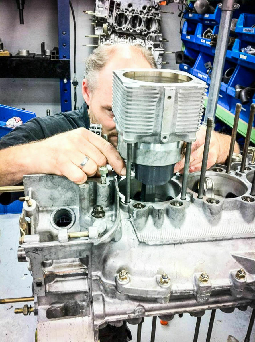 Ralf Skatulla modifiziert einen Motor