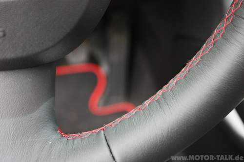 Leder-Lenkrad mit roter Naht