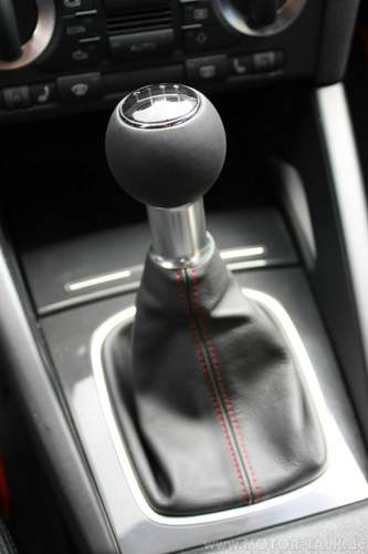 Schaltknauf mit roter Naht