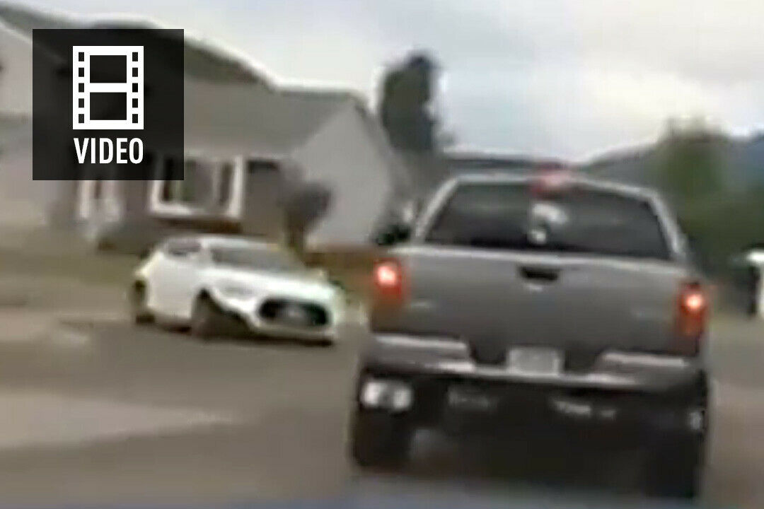 Die Spritztour endet am Dodge: Ein Polizist stellt dem Fl&uuml;chtigen seinen Pick-up in den Weg