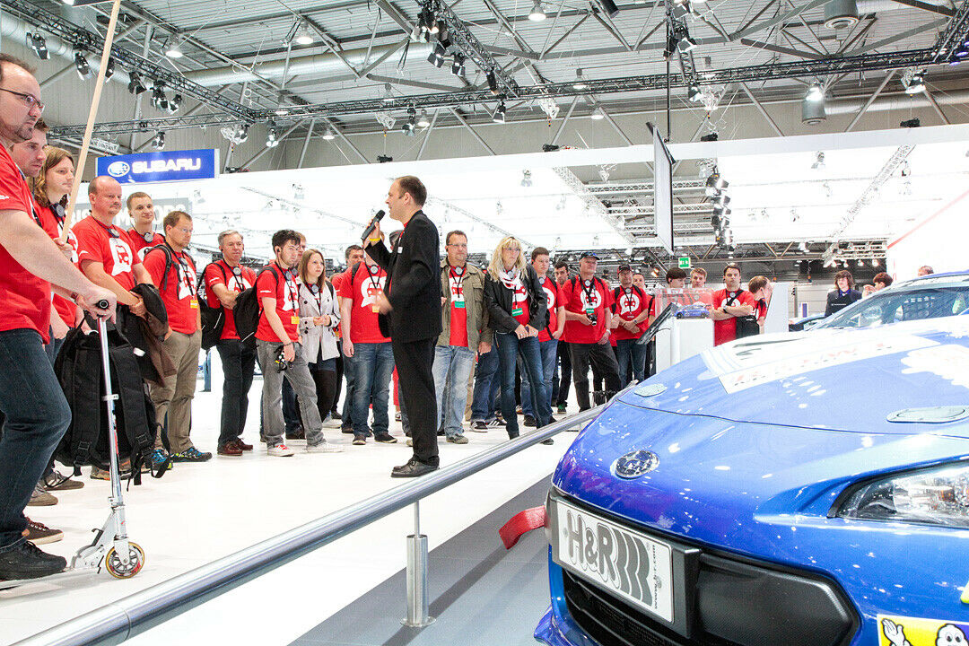 Subaru-Experten führen über den Stand