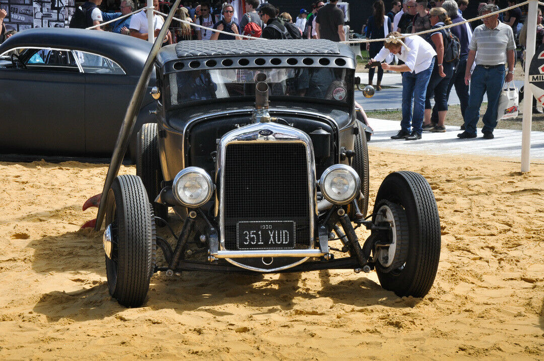 Ein Hot Rod auf Ford-Basis parkt im Garten des Earl of March