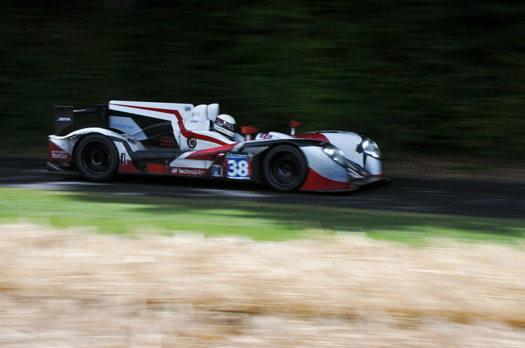 Ein Sportwagen-Prototyp prescht den Berg in Goodwood hinauf