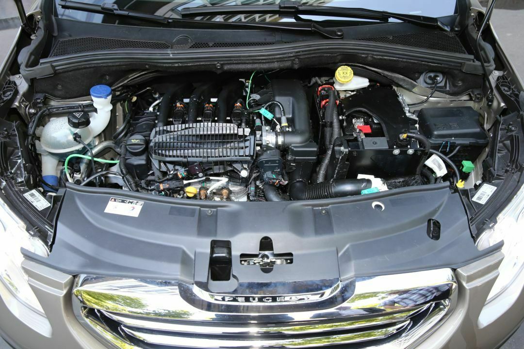 Zu den 82 PS des Peugeot Dreizylinder-Benziners gesellen sich 41 PS aus der Hybrid-Maschine