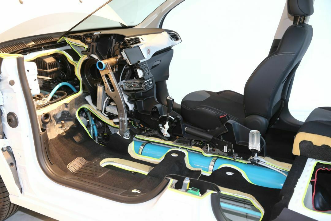 Der Drucklufttank von Hybridair sitzt im Mitteltunnel des Peugeot 2008