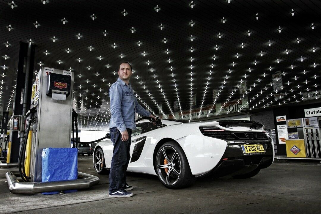 Erst der Stadtverkehr, dann der letzte Tankstopp in Deutschland. Wann kommt die Autobahn?