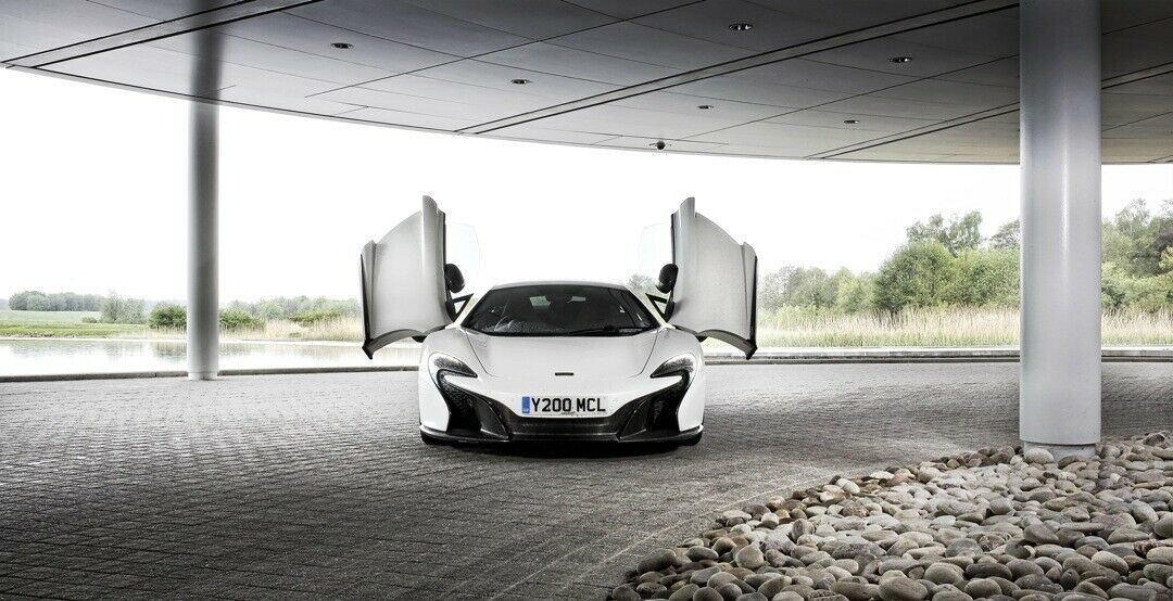 Kurzer Zwischenstopp am McLaren Production Center in Woking