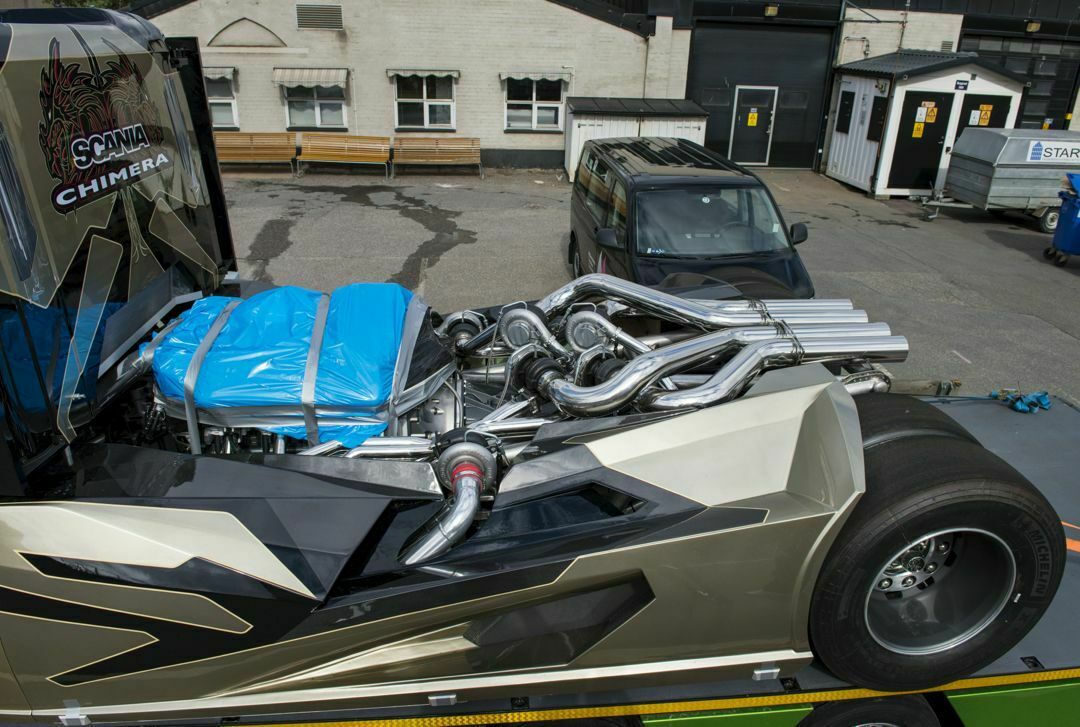 In das Auspuff-System aus Edelstahl wurden sechs Turbolader eingeflochten