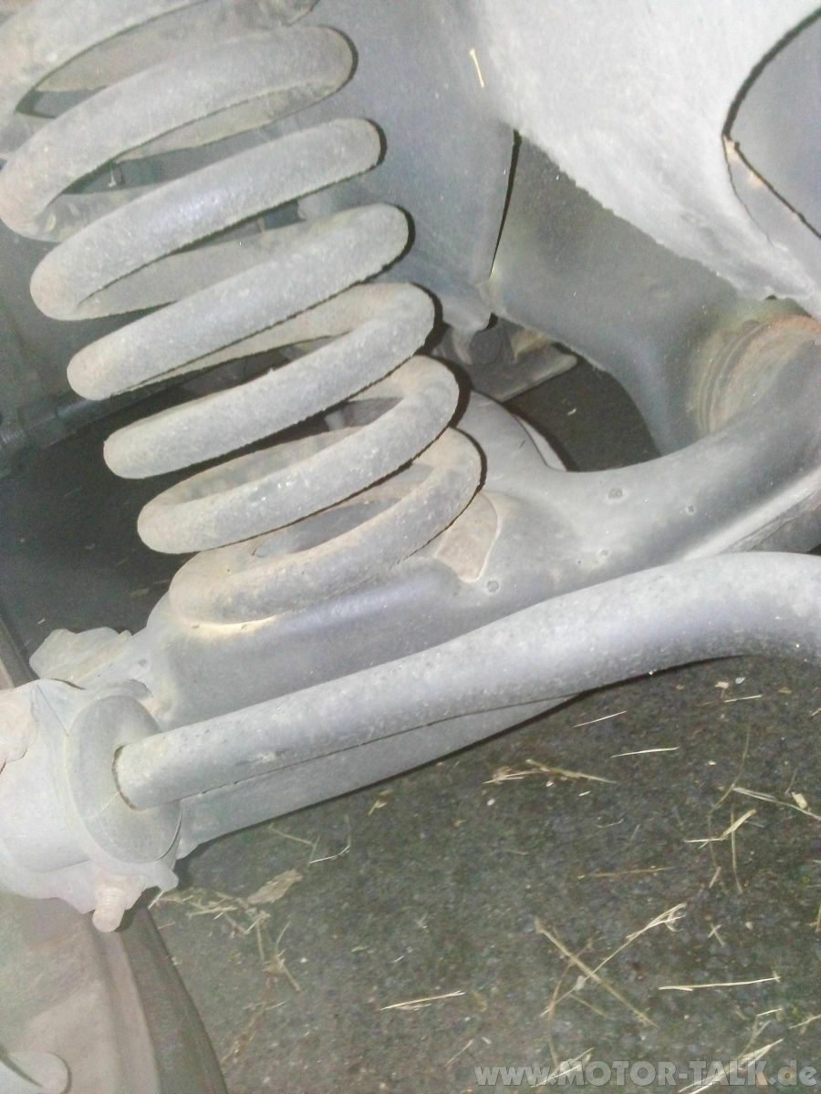 Feder vorne rechts biegt sich nach aussen