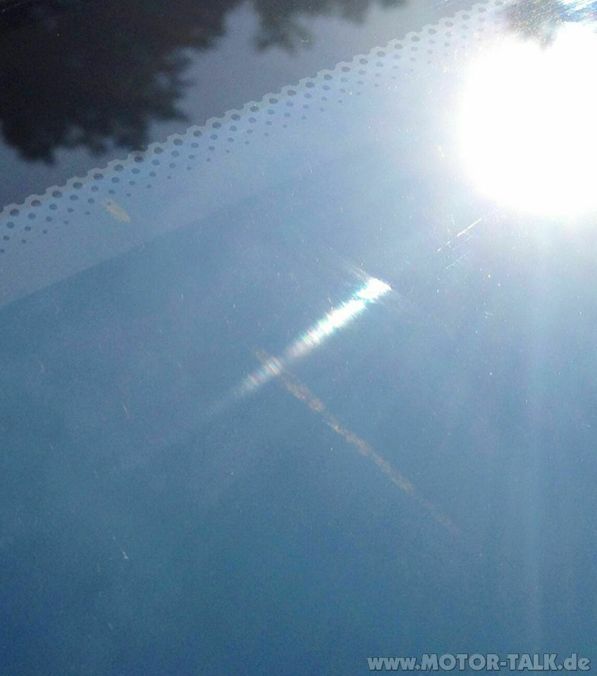 Rötlicher Schmierfilm in der Frontscheibe