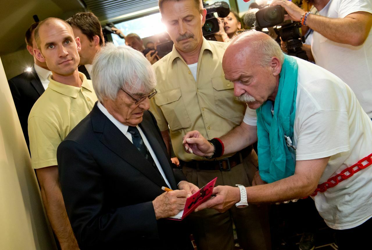 Ecclestone nach dem Prozess: Die Autogramme des Motorsport-Vermarkters waren gefragt