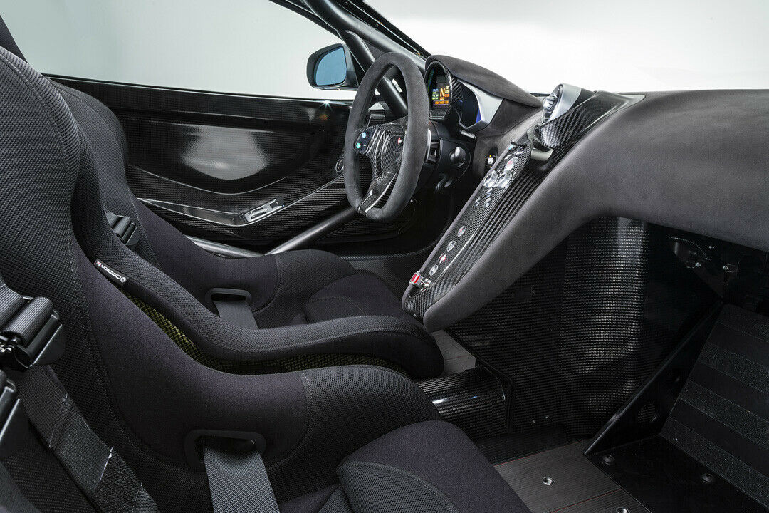 Aus dem Cockpit des McLaren 650S Sprint entfernte McLaren alles, was nicht unbedingt nötig ist