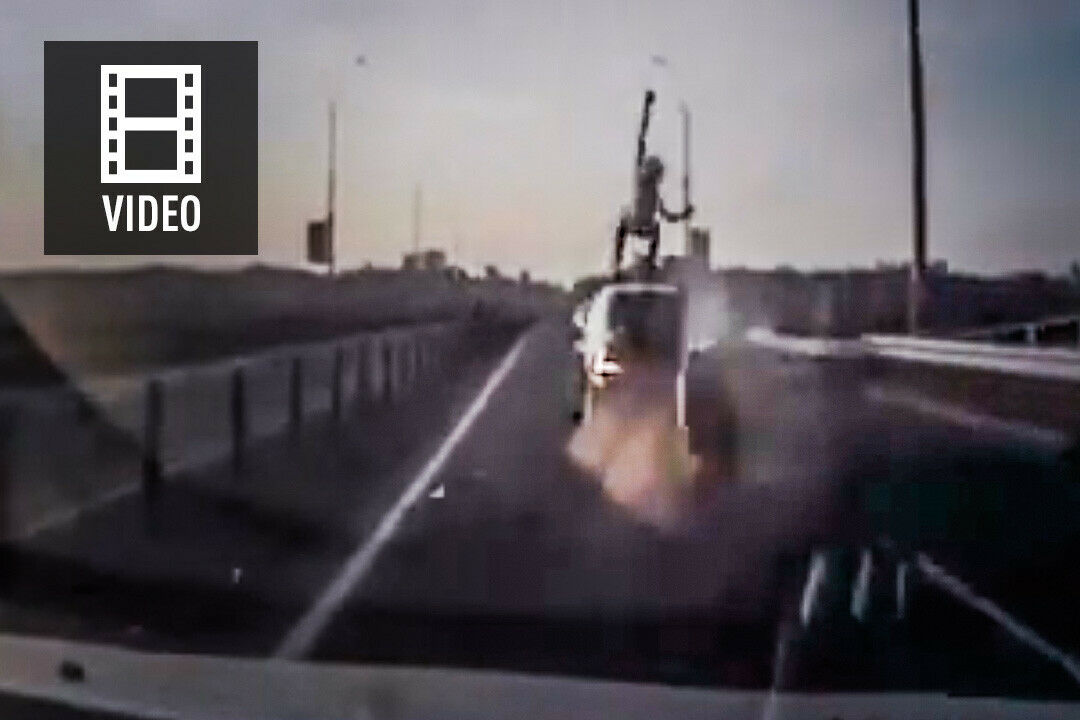 Ein Salto &uuml;ber den Lenker: Dieser Motorradfahrer rettet sich mit Stil