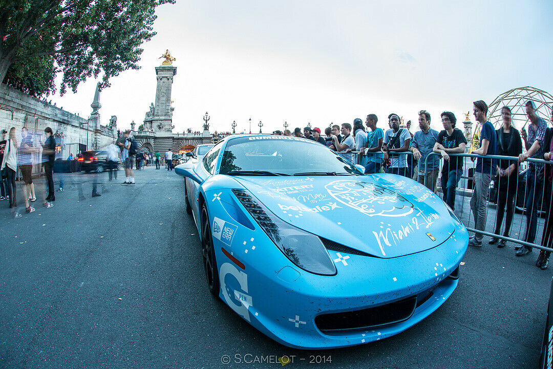 Matt-blaue Folie auf dem weißen Lack