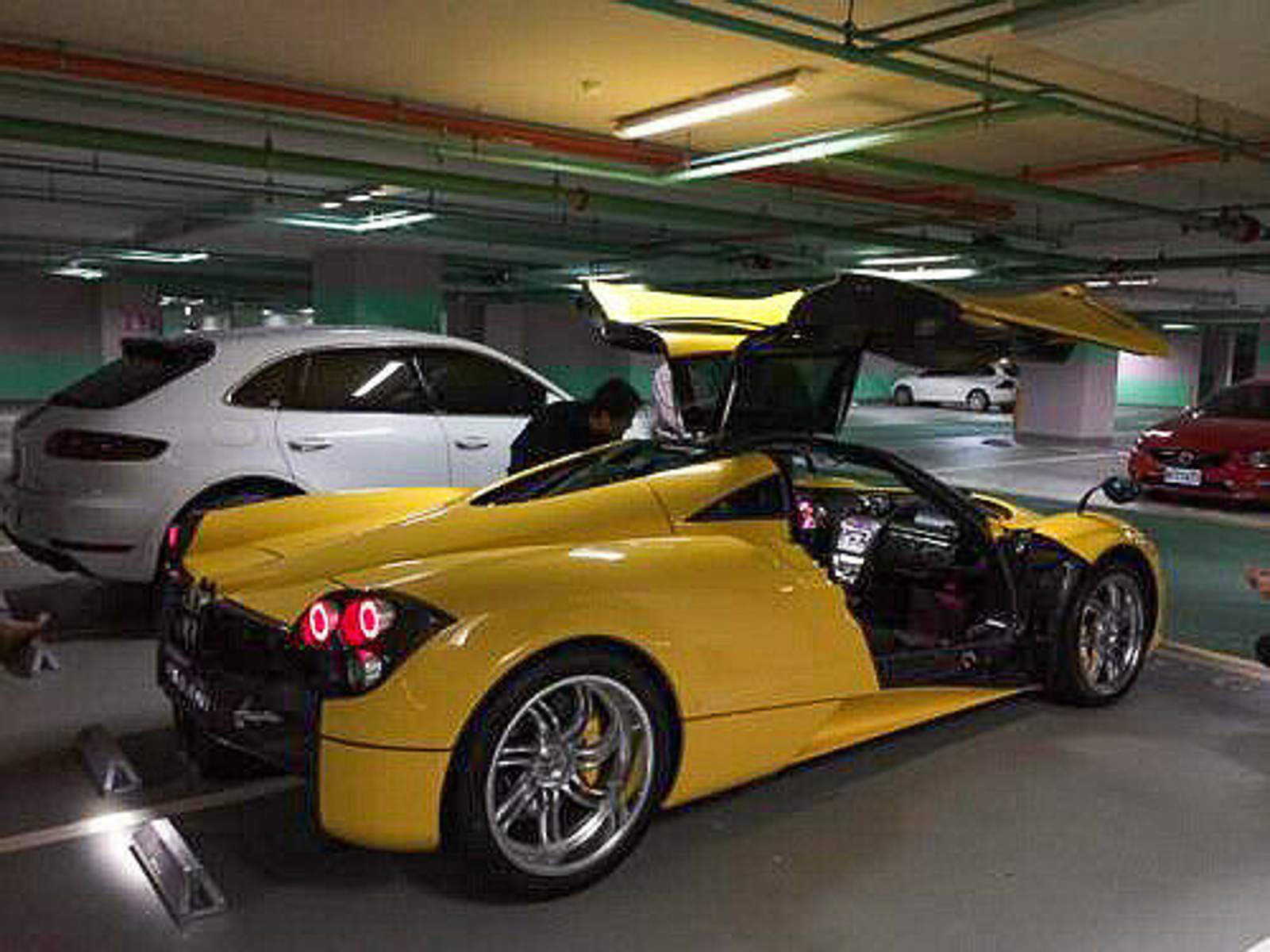 Der Huayra sprintet in rund drei Sekunden auf Tempo 100 und rennt 360 km/h schnell