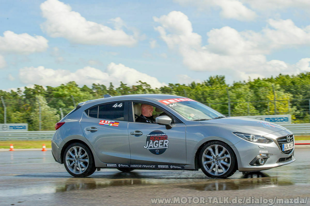 Nach der Ampel wartet ein nasser Rundkurs