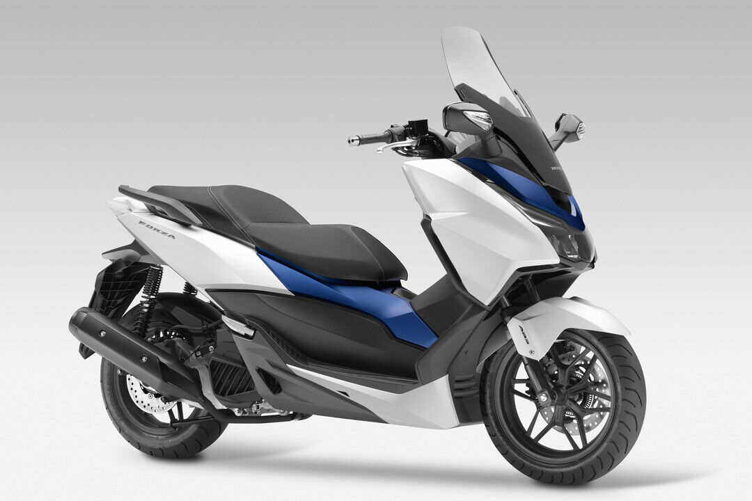 Scheibenbremsen mit ABS verz&ouml;gern den Forza 125, eine Start-Stopp-Automatik soll Sprit sparen