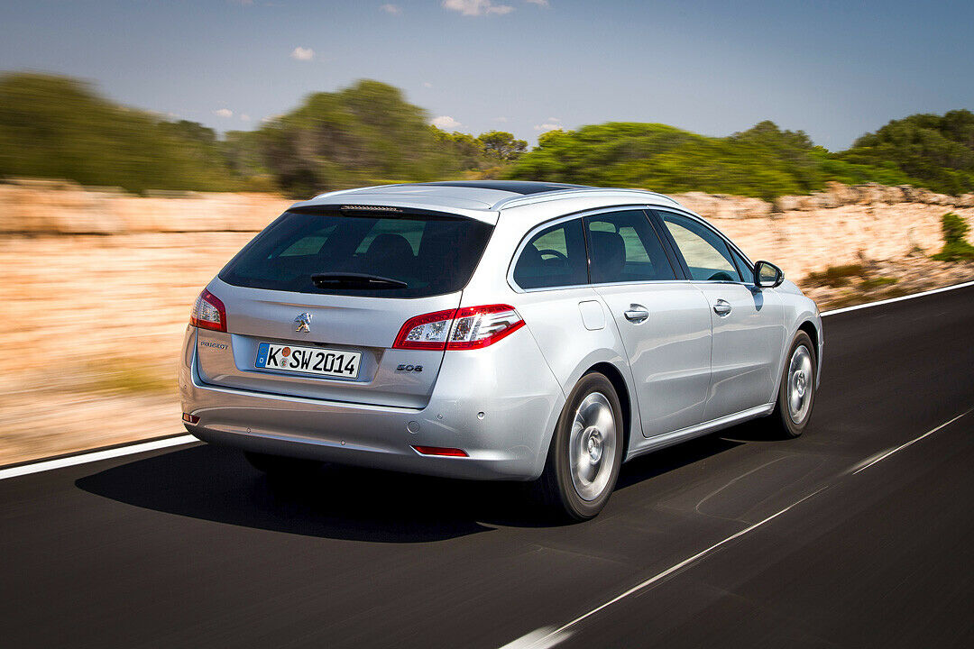 Am Kombi-Heck ändert sich nichts: Nur der Limousinen-Hintern wird mit dem Facelift hübscher