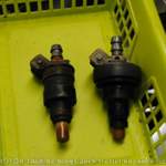 Einspritzventil links ohne, rechts mit Halterung