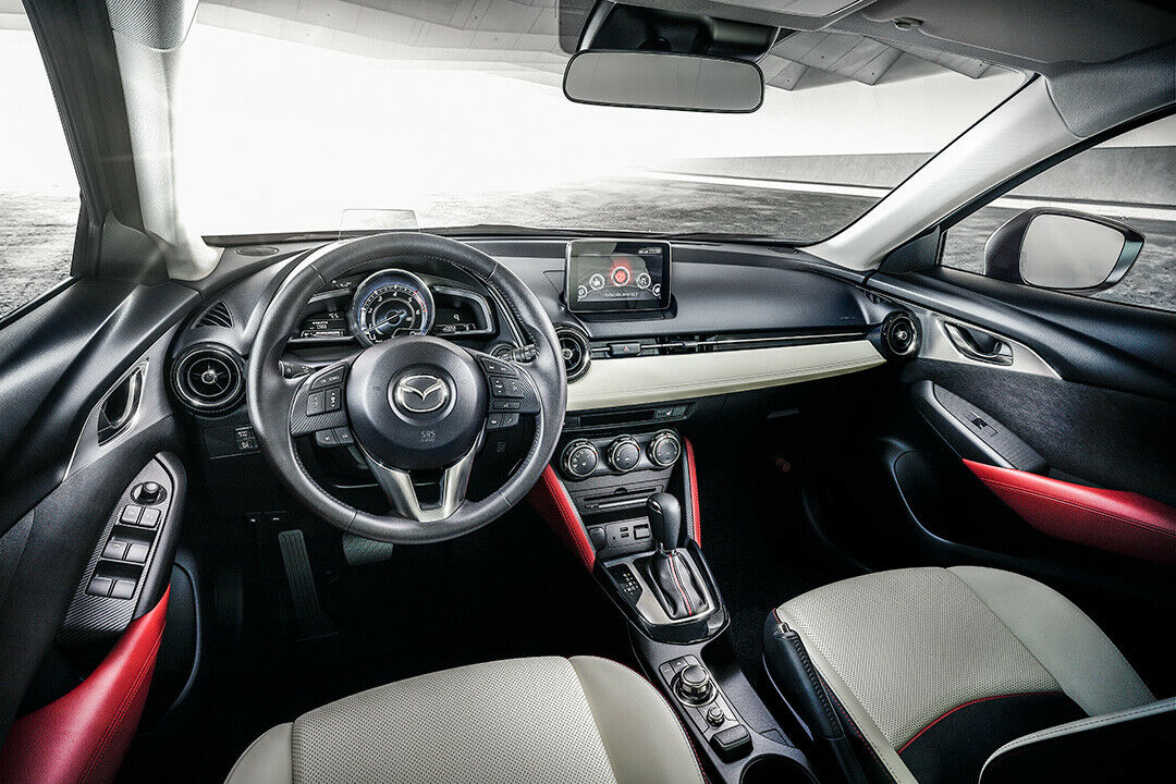Das Cockpit des CX-3 entspricht überwiegend dem des Mazda2
