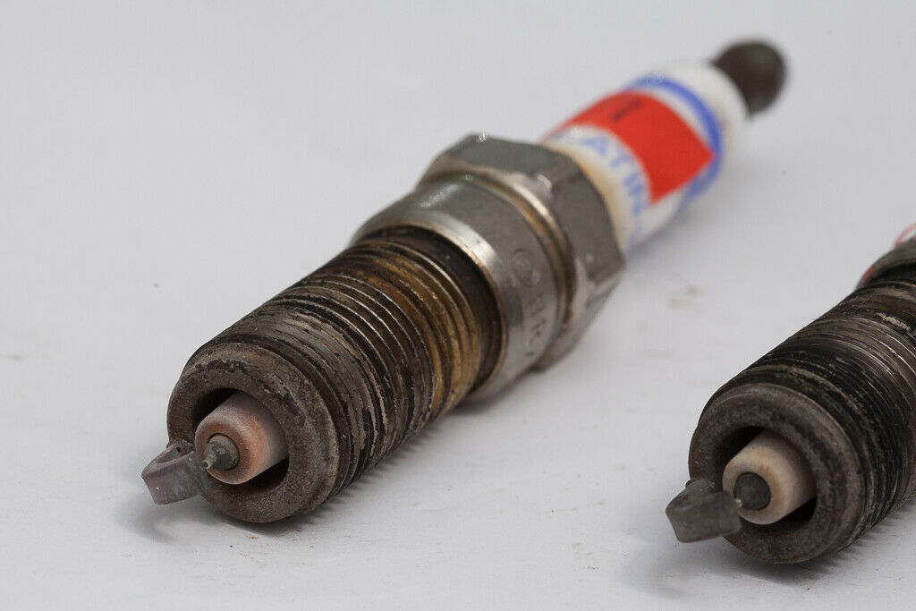 Bosch-Platin-Zündkerzen nach 60.000 km LPG | Unterschiede zwischen den Zylindern | Makrobilder