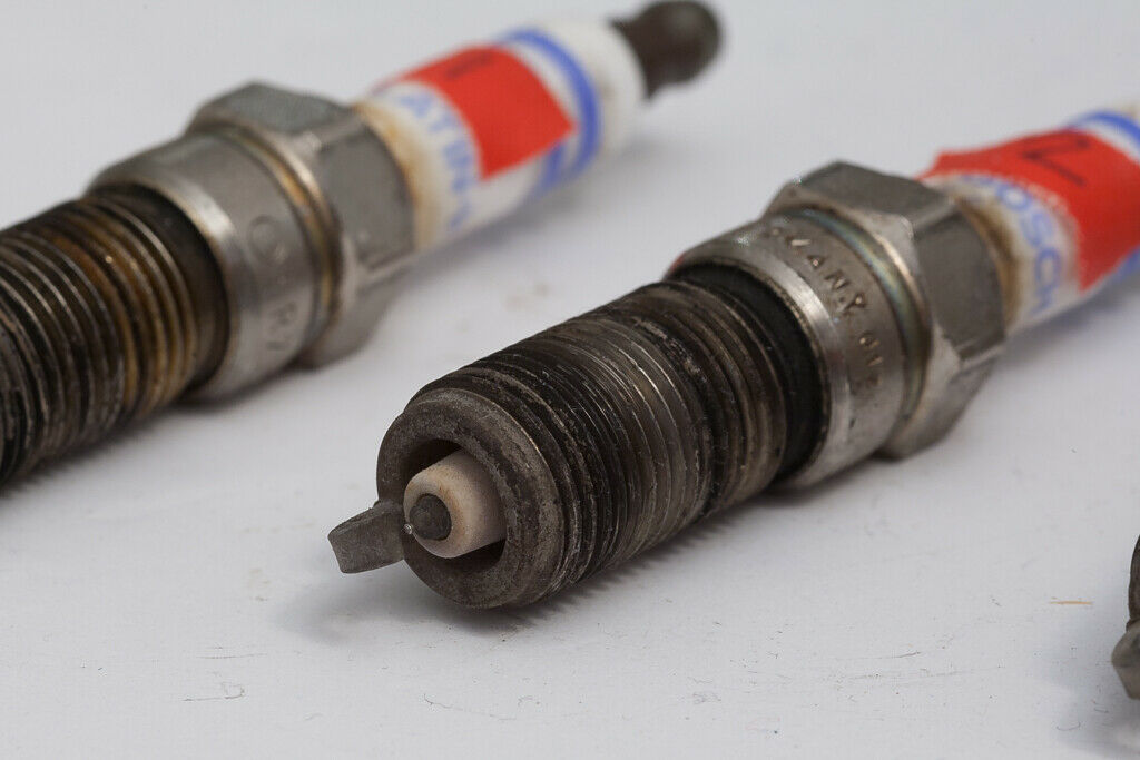 Bosch-Platin-Zündkerzen nach 60.000 km LPG | Unterschiede zwischen den Zylindern | Makrobilder