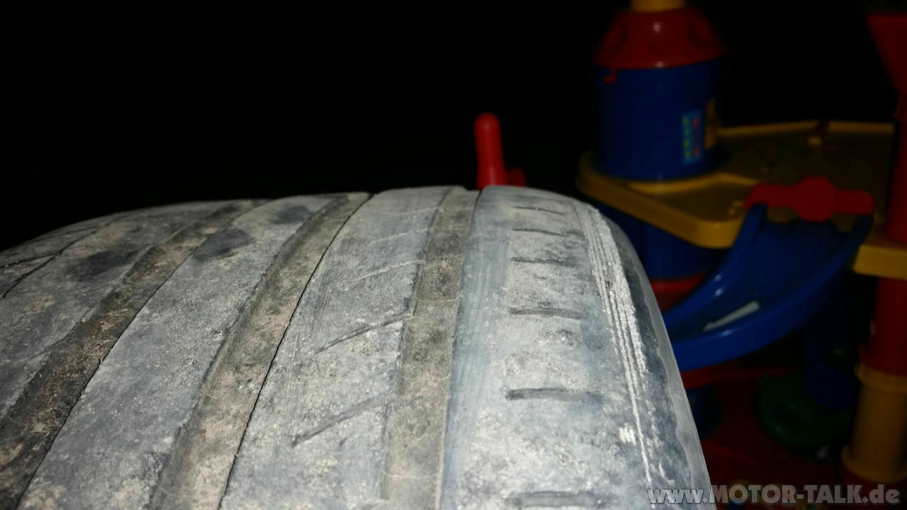 Reifen der Vorderachse innen einseitig abgefahren