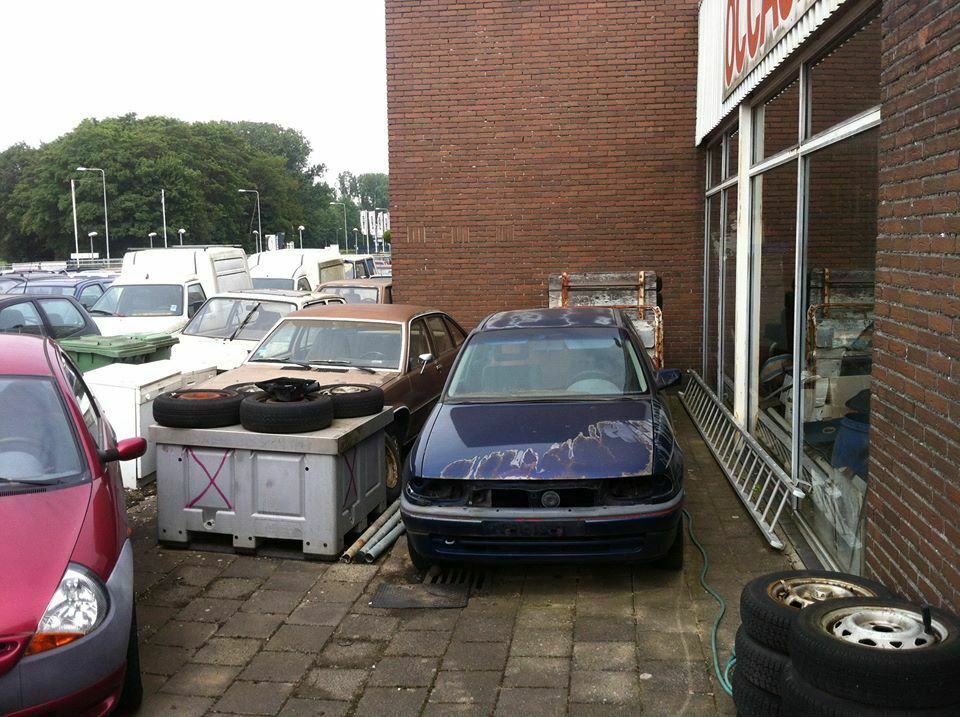 Der Schrottplatz - Spiegelsymmetrisch des Showrooms