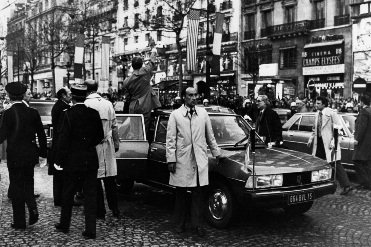 Ein Peugeot 604 beim Staatsbesuch des US-Präsidenten Jimmy Carter bei Frankreichs Präsident Giscard d'Estaing, 1978