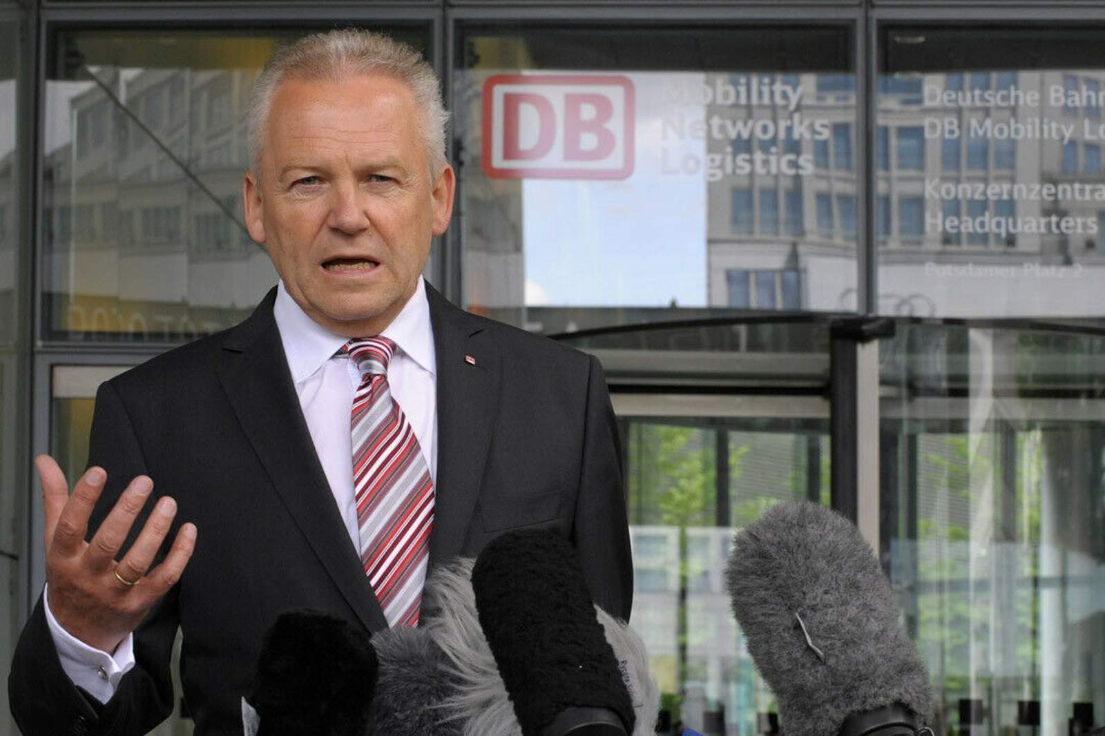 BahnChef Rüdiger Grube testet Fernbus Verkehr & Sicherheit News