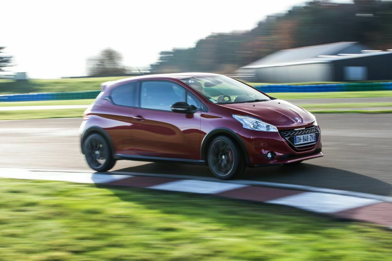 Die Karosse des 30th liegt noch mal einen Zentimeter tiefer als beim Serien-GTi