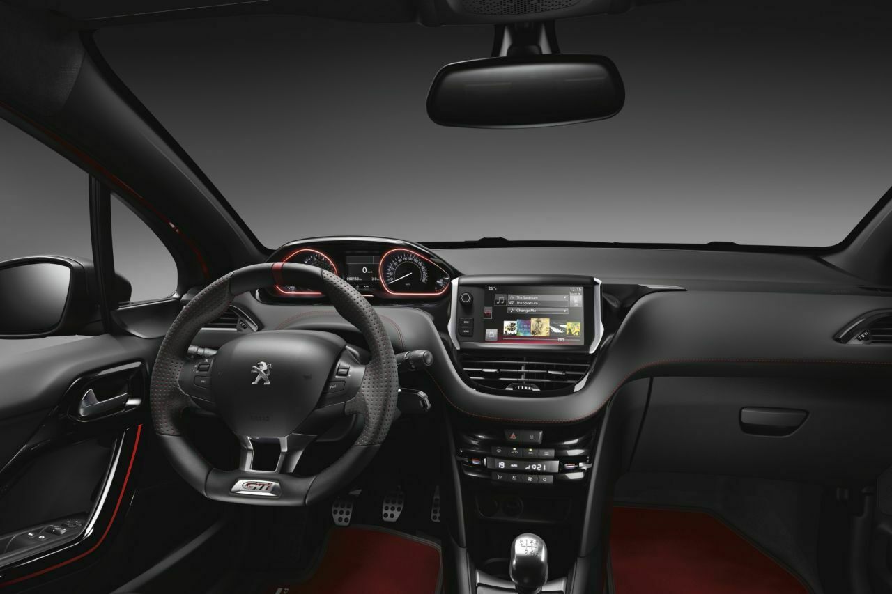 In einem flotten Flitzer super: Das tief liegende Lenkrad