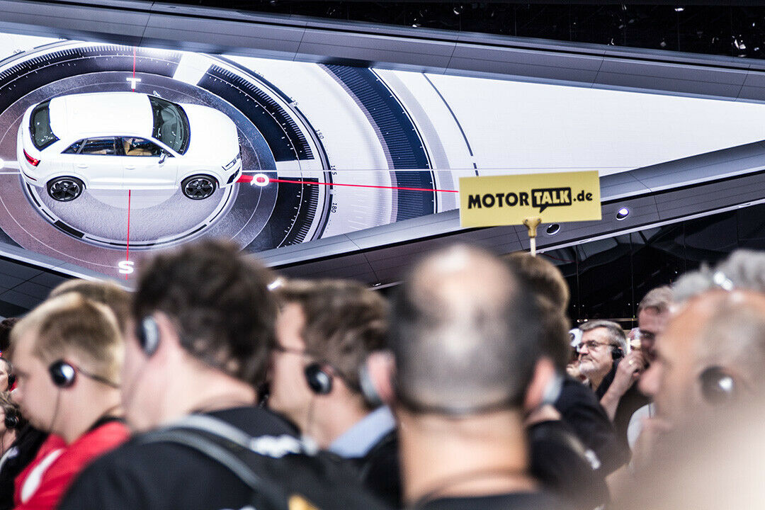 Audi an der Wand fahren, drehen sich und driften