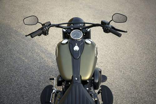 In den Tank der Softail Slim passen knapp 19 Liter