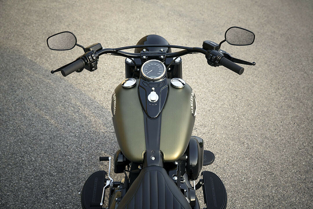 In den Tank der Softail Slim passen knapp 19 Liter