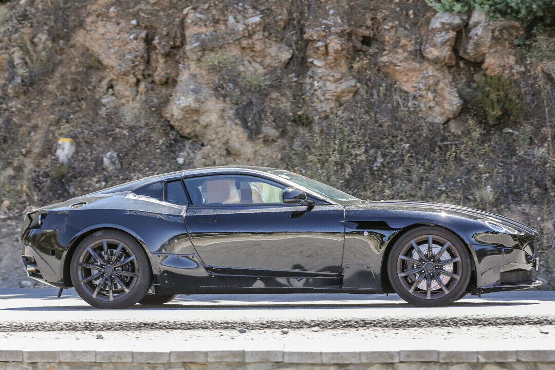 Der Erlkönig-Fotograf erwischte den DB11 bei Testfahrten in Spanien