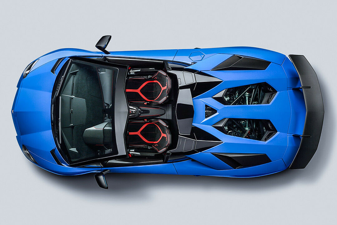 Zusätzlich zum abnehmbaren Carbon-Dach gibt es im Aventador Superveloce Roadster eine elektrisch versenkbare Heckscheibe