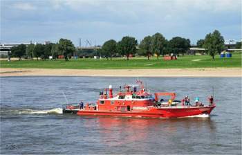 Feuerwehrloeschboot-2-94768044-992a-45e4-bd92-cf99d0338acb